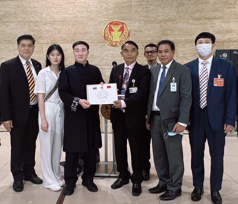王余根博士在泰国国会大厦举办个人画展