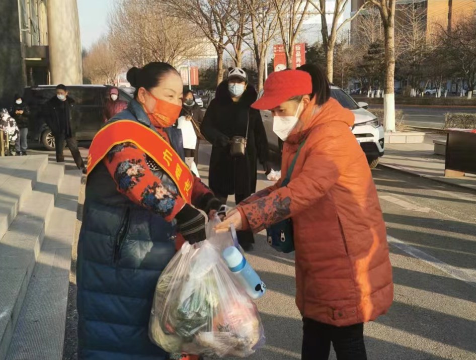 疫情下的大爱 盘锦杜丽梅志愿服务爱心协会节前走访慰问贫困群众