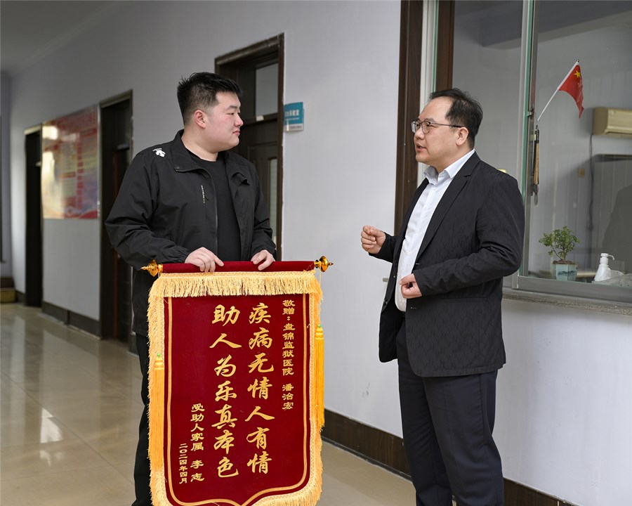公交车上救助突发疾病老人 盘锦护士潘治宏好样的！